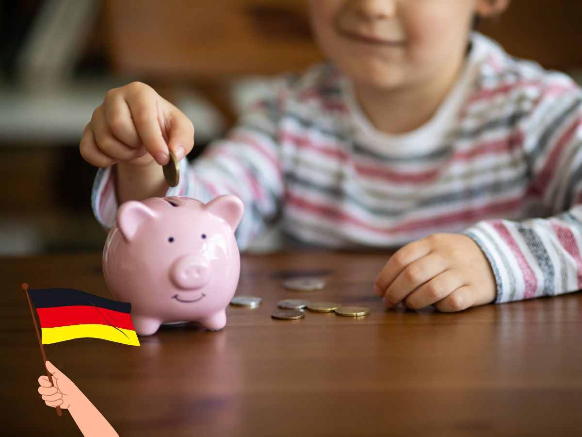Bambino col salvadanaio