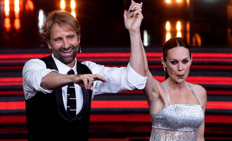 Massimiliano Rosolino con Natalia Titovan che si tengono per mano