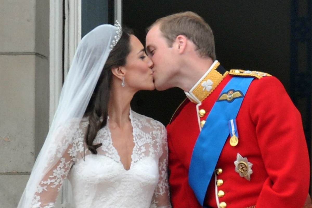 kate e william si baciano durante il matrimonio