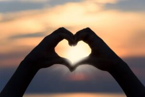 Cuore con le mani