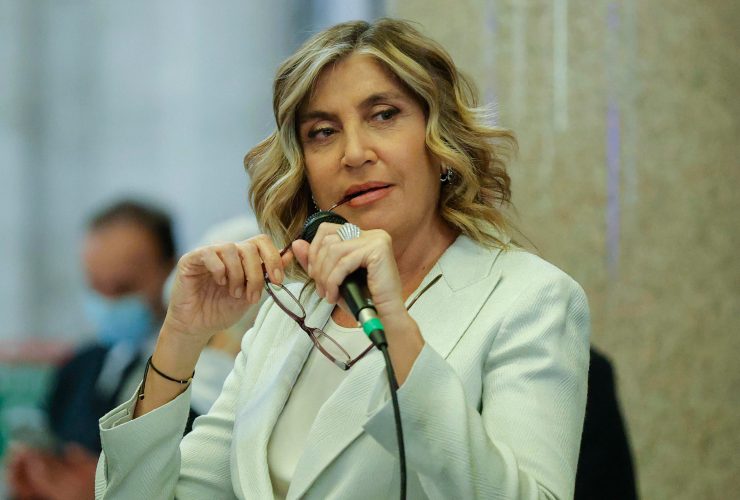 Myrta Merlino con in mano il microfono