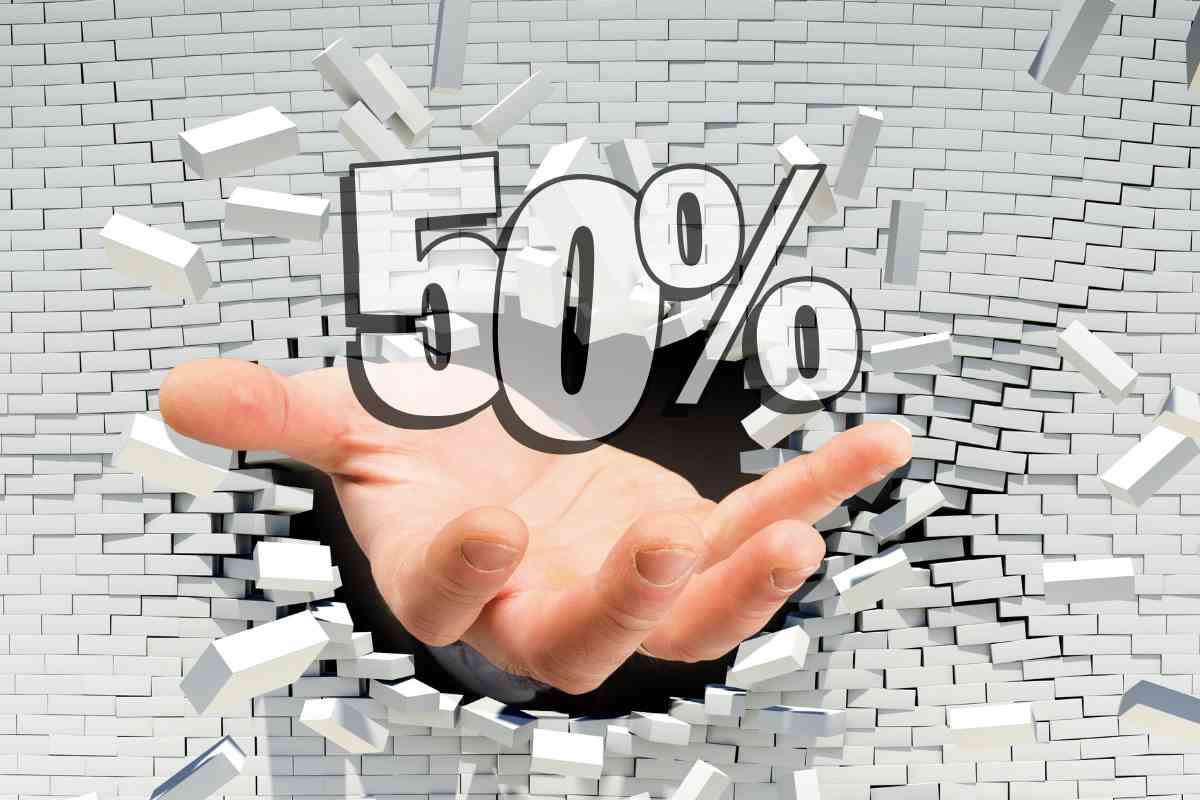 Mano che tiene 50%