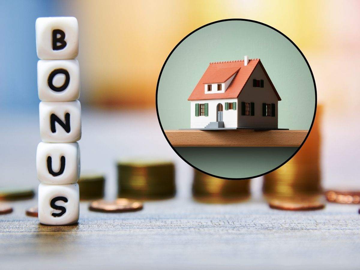 sfondo scritta bonus con monete e tondo con casa in miniatura