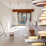 sfondo casa tinteggiata e monete euro impilate