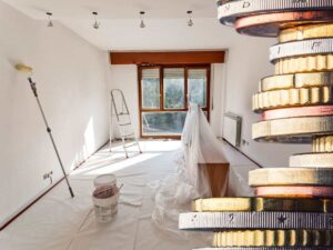 sfondo casa tinteggiata e monete euro impilate