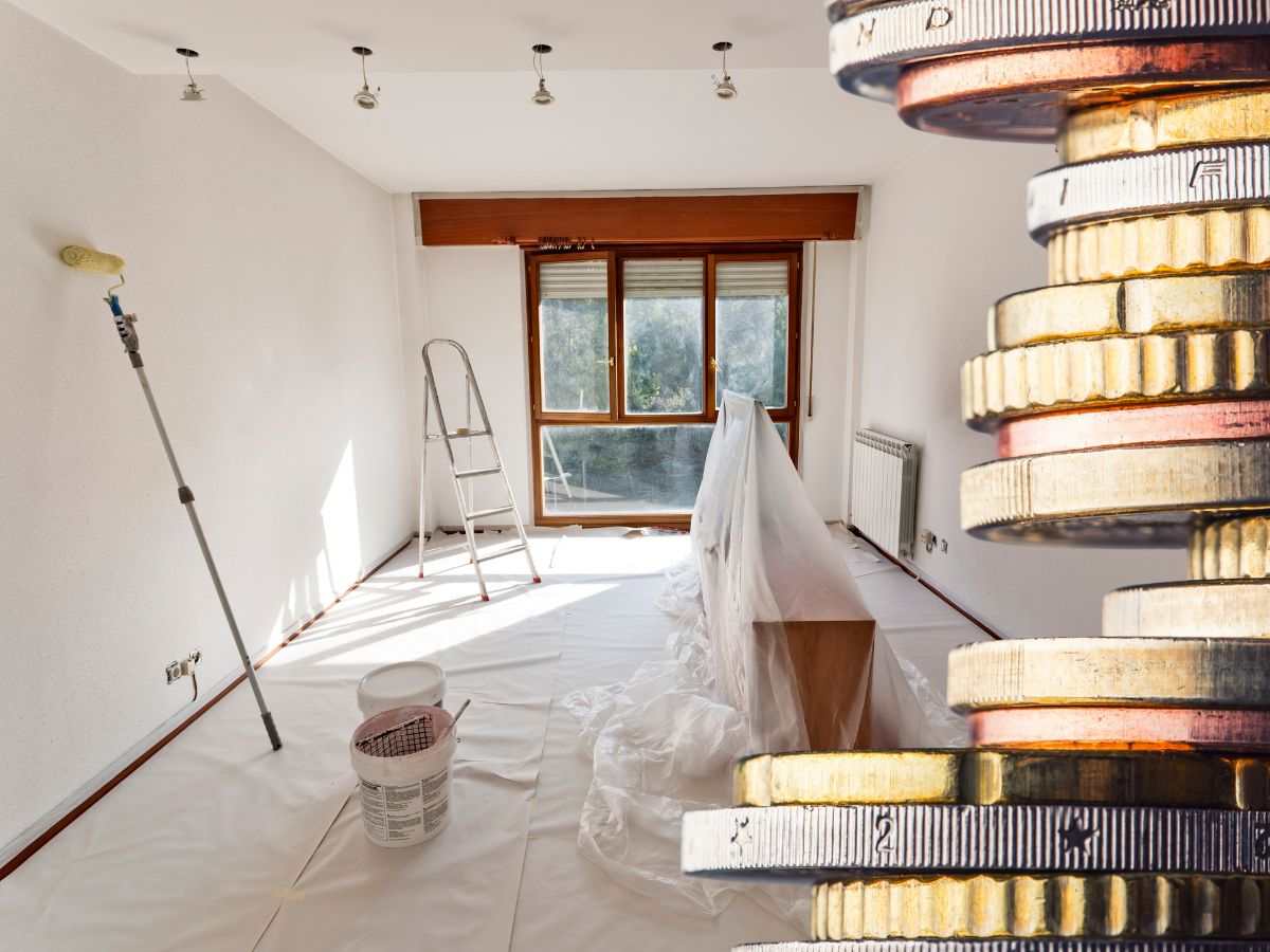 sfondo casa tinteggiata e monete euro impilate