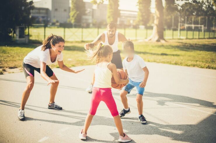 Bambini giocano a basket