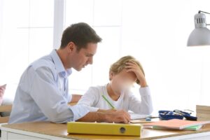 Papà studia con il figlio