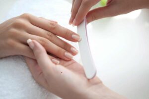 Donna che si sottopone alla manicure