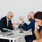 funzionario banca e marito discutono in primo piano moglie piange