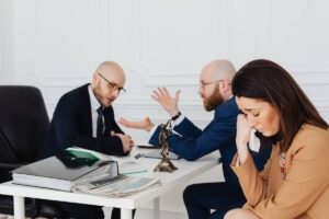 funzionario banca e marito discutono in primo piano moglie piange