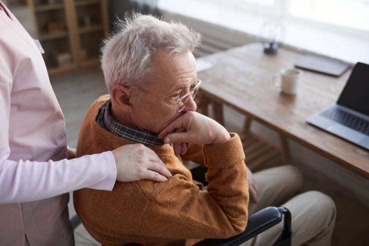 uomo preoccupato consolato da mano di donna