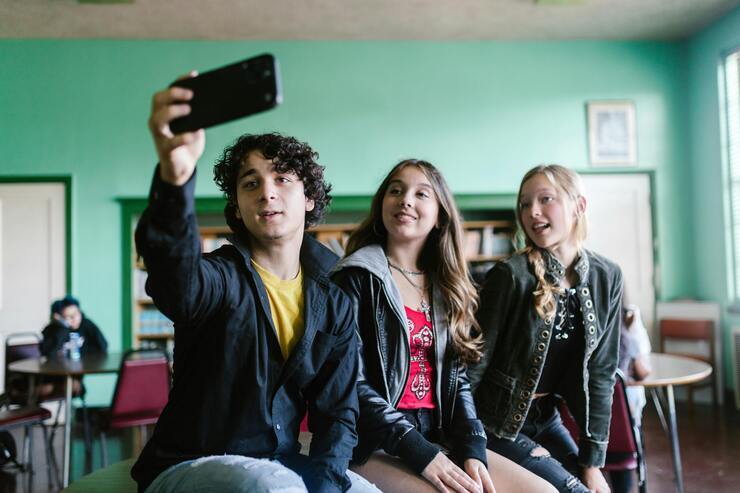 Ragazzi che usano il cellulare per fare in selfie in classe