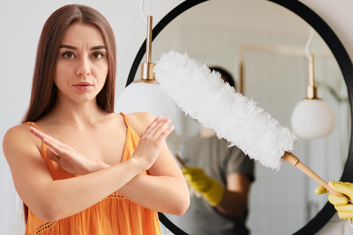 piumino spolvera specchio e donna gesto no