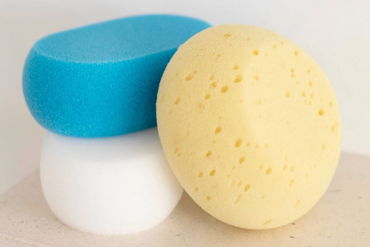 Una spugna azzurra, una gialla e una bianca