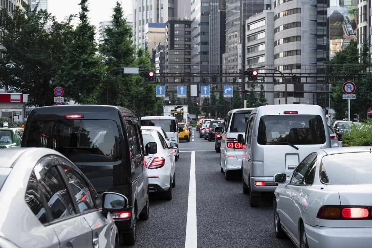Macchine ferme nel traffico