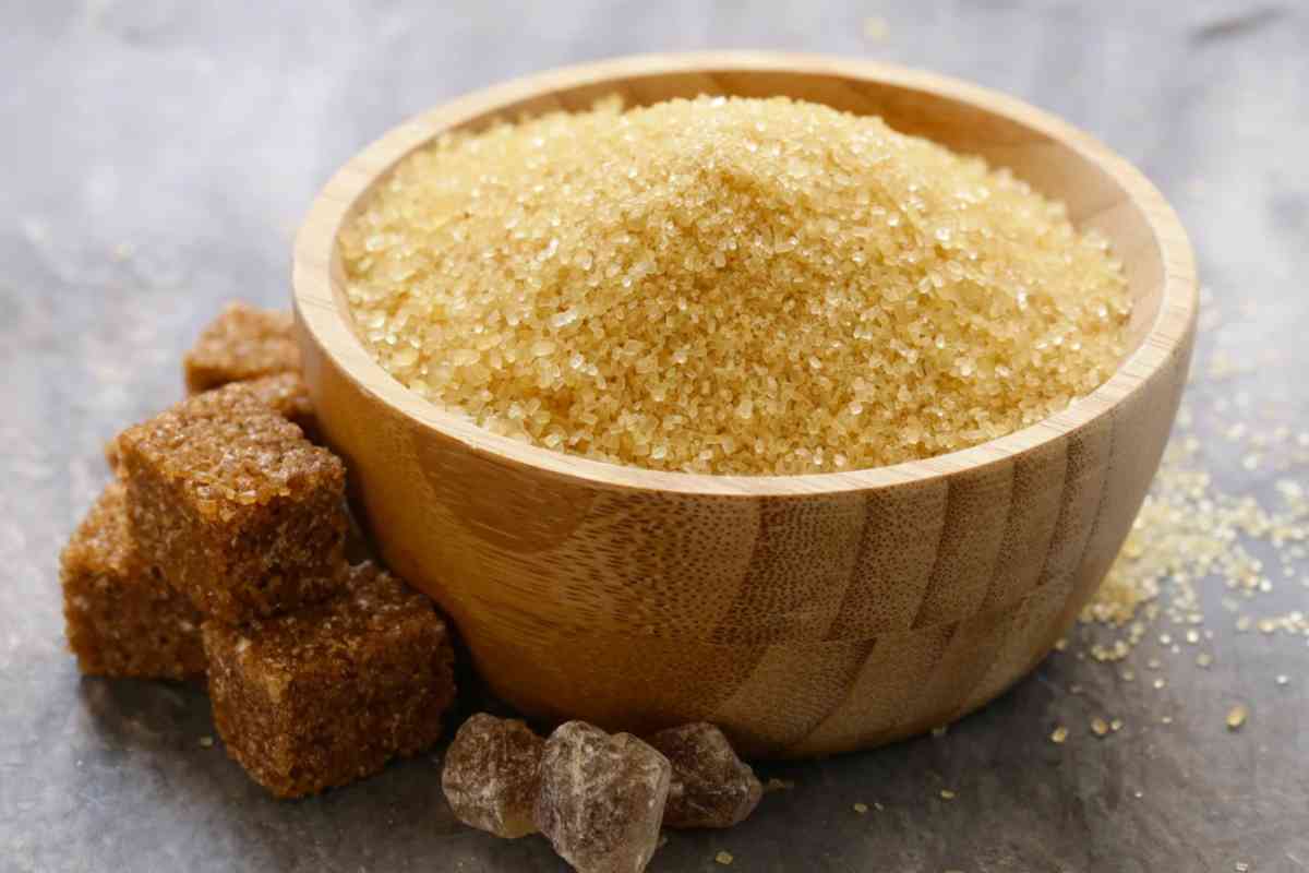Ciotola con zucchero di canna